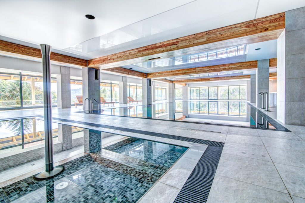 Kryty basen z widokiem na góry – Panorama Apartamenty & Spa, Krynica-Zdrój