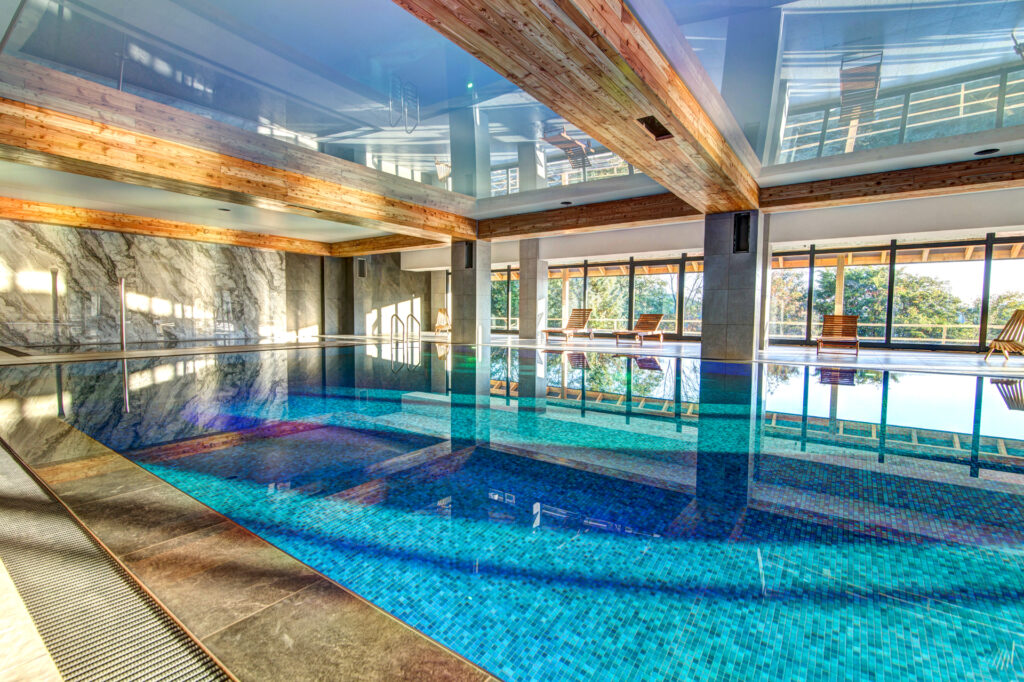 Kryty basen z widokiem na góry – Panorama Apartamenty & Spa, Krynica-Zdrój